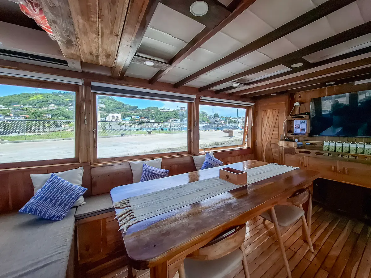 Soe Besar Vanrei - Luxury Phinisi Komodo Charter 2026